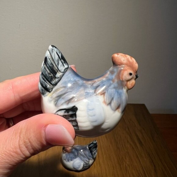 Vintage Collectable Salt And Pepper Shakers Two Chickens Hens - Picture 9 of 10